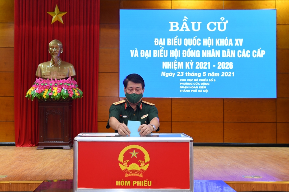 Tại Hội trường Tổng cục Chính trị, Đại tướng Lương Cường, Ủy viên Bộ Chính trị, Ủy viên Thường vụ Quân ủy Trung ương, Chủ nhiệm Tổng cục Chính trị Quân đội nhân dân Việt Nam dự buổi khai mạc và tham gia bỏ phiếu bầu cử đại biểu Quốc hội (ĐBQH) khóa XV và đại biểu Hội đồng nhân dân (HĐND) các cấp nhiệm kỳ 2021-2026 tại Khu vực bầu cử số 5, phường Cửa Đông, quận Hoàn Kiếm, Thành phố Hà Nội. Ảnh: Phú Sơn.